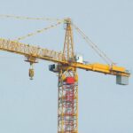 Башенный кран с оголовком — надежность и высота в одном решении